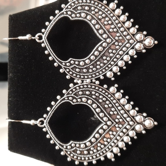 Earrings You can rock these with almost anything . bundle 5 for 30 or 1 for 10 - Picture 2 of 2